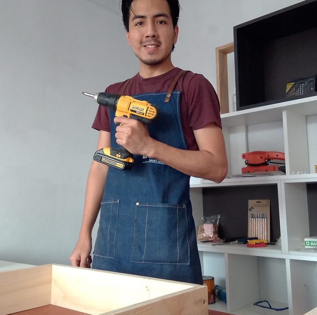 Exhibidor de madera personalizado para ferias en Lima