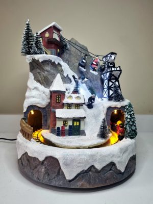 Villa navideña de montaña con teleferico-tren