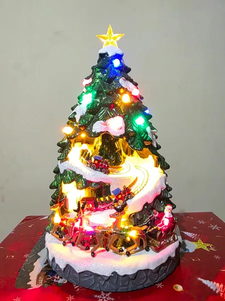 Villa Navideña en Forma de Árbol con Tren