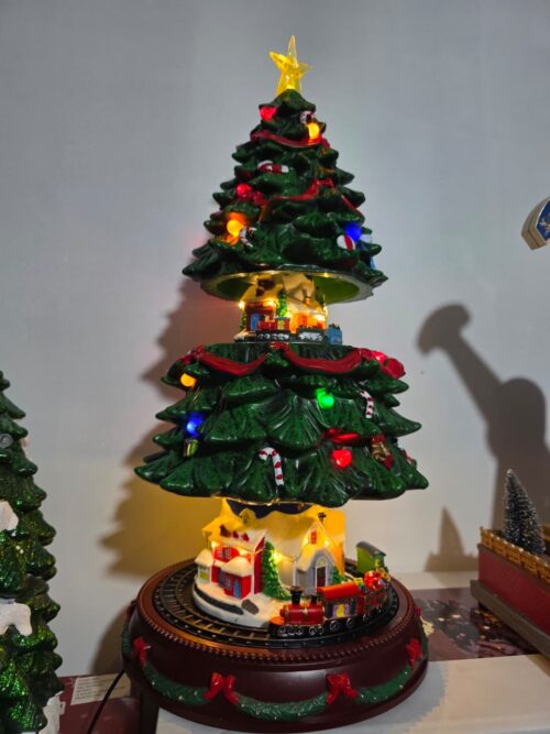 Villa arbol grande con trenes