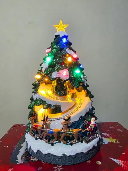 Villa Navideña en Forma de Árbol con Tren