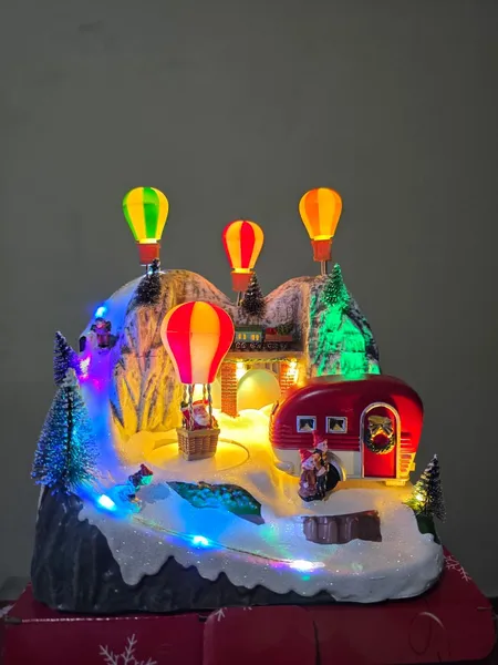 Villa navideña con globos aerostáticos