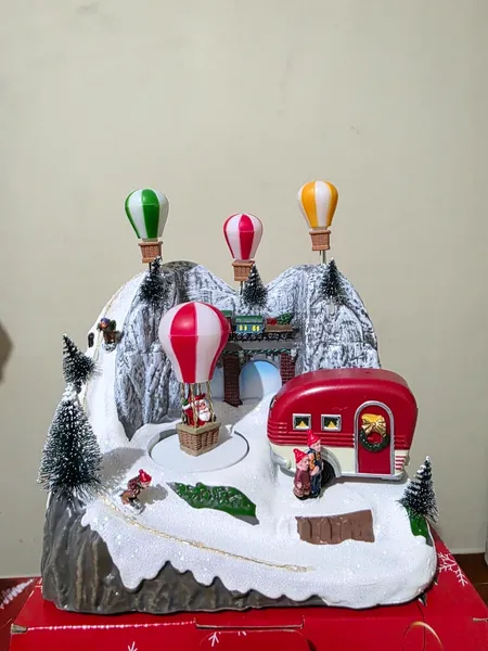 Villa navideña con globos aerostáticos