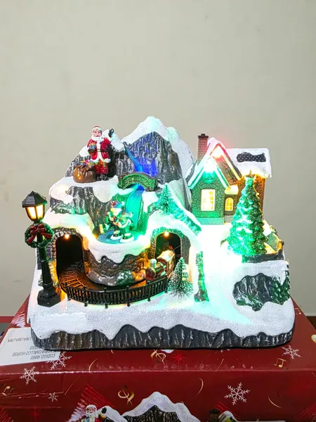 Villa Navideña con Tren en Movimiento, Luces LED y Música